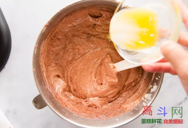 如何做巧克力瑞士卷蛋糕！详细做法步骤看过来