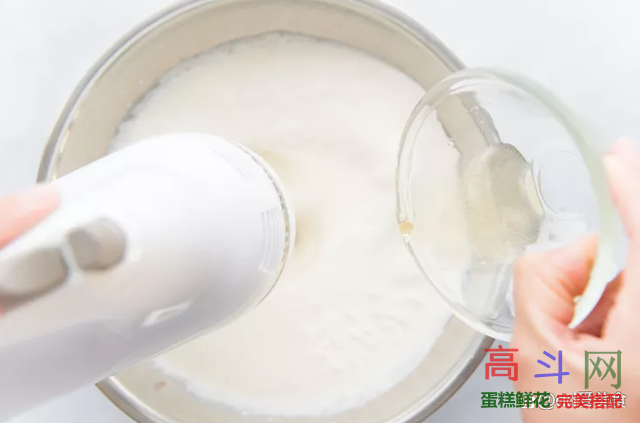 如何做巧克力瑞士卷蛋糕！详细做法步骤看过来