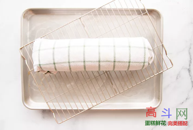 如何做巧克力瑞士卷蛋糕！详细做法步骤看过来