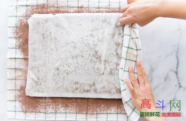 如何做巧克力瑞士卷蛋糕！详细做法步骤看过来